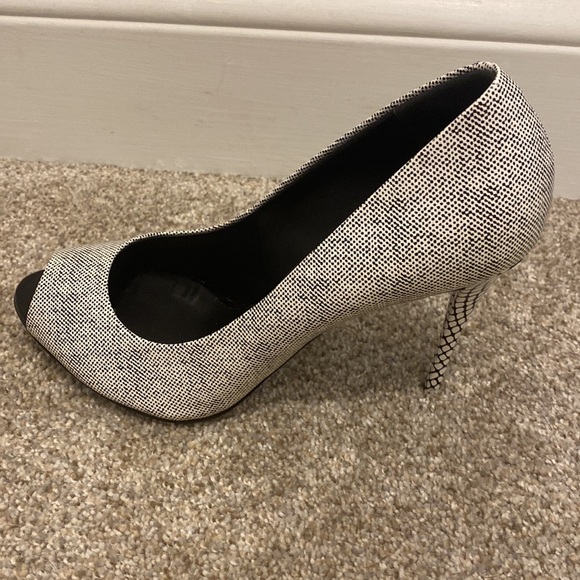 NIB Giuseppe black and white patterned peep toe heels. Size 38.5 - Picture 9 of 16